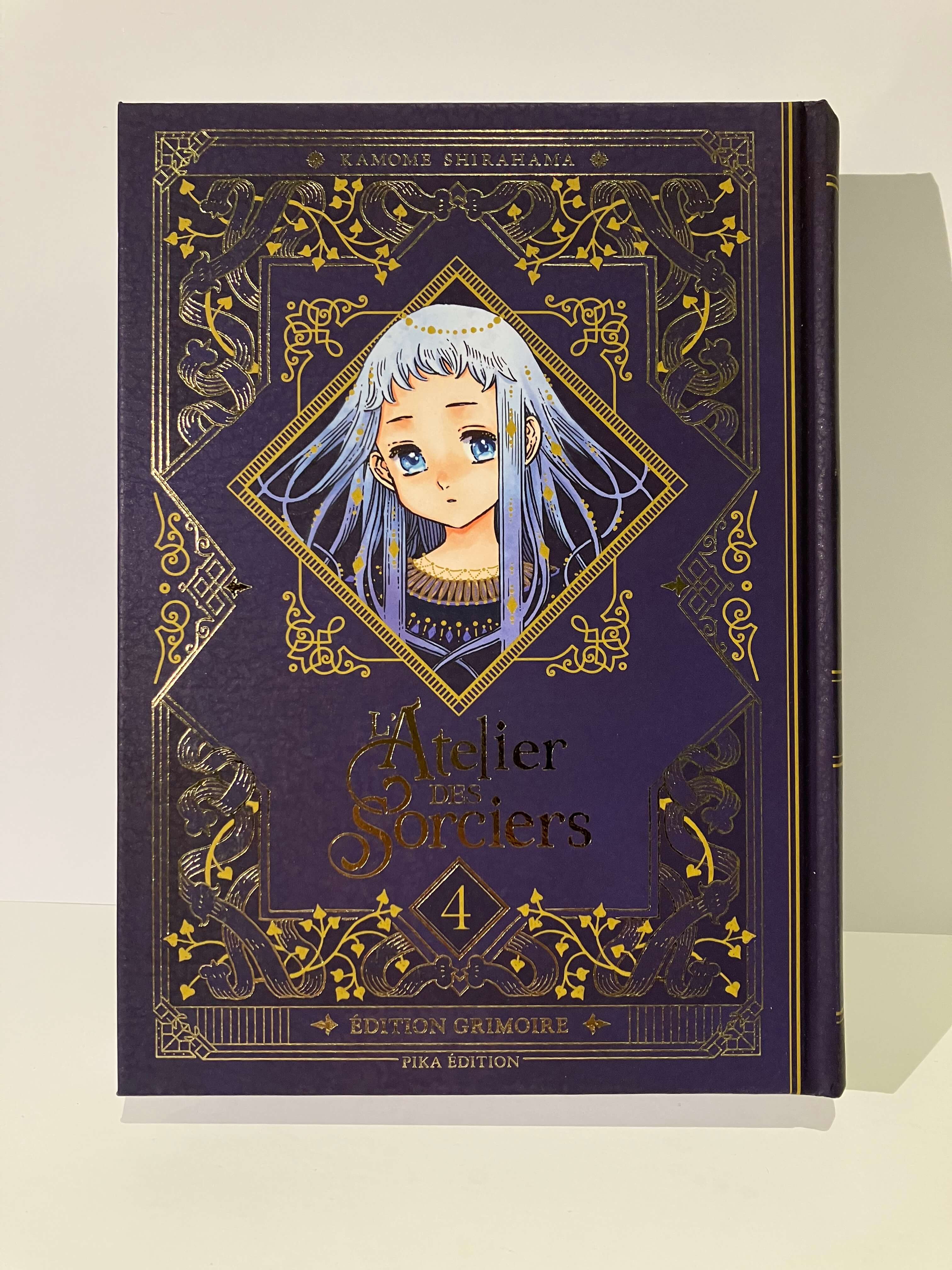 Couverture tome 4 L'Atelier des Sorciers édition grimoire, manga violet doré, personnage manga