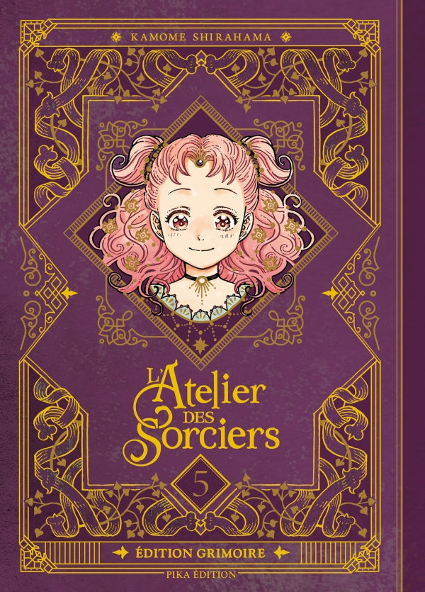 Couverture de l’édition Grimoire du manga L’Atelier des Sorcières tome 5 : portrait d’une jeune fille aux cheveux roses sur fond violet orné de motifs dorés inspirés des grimoires.