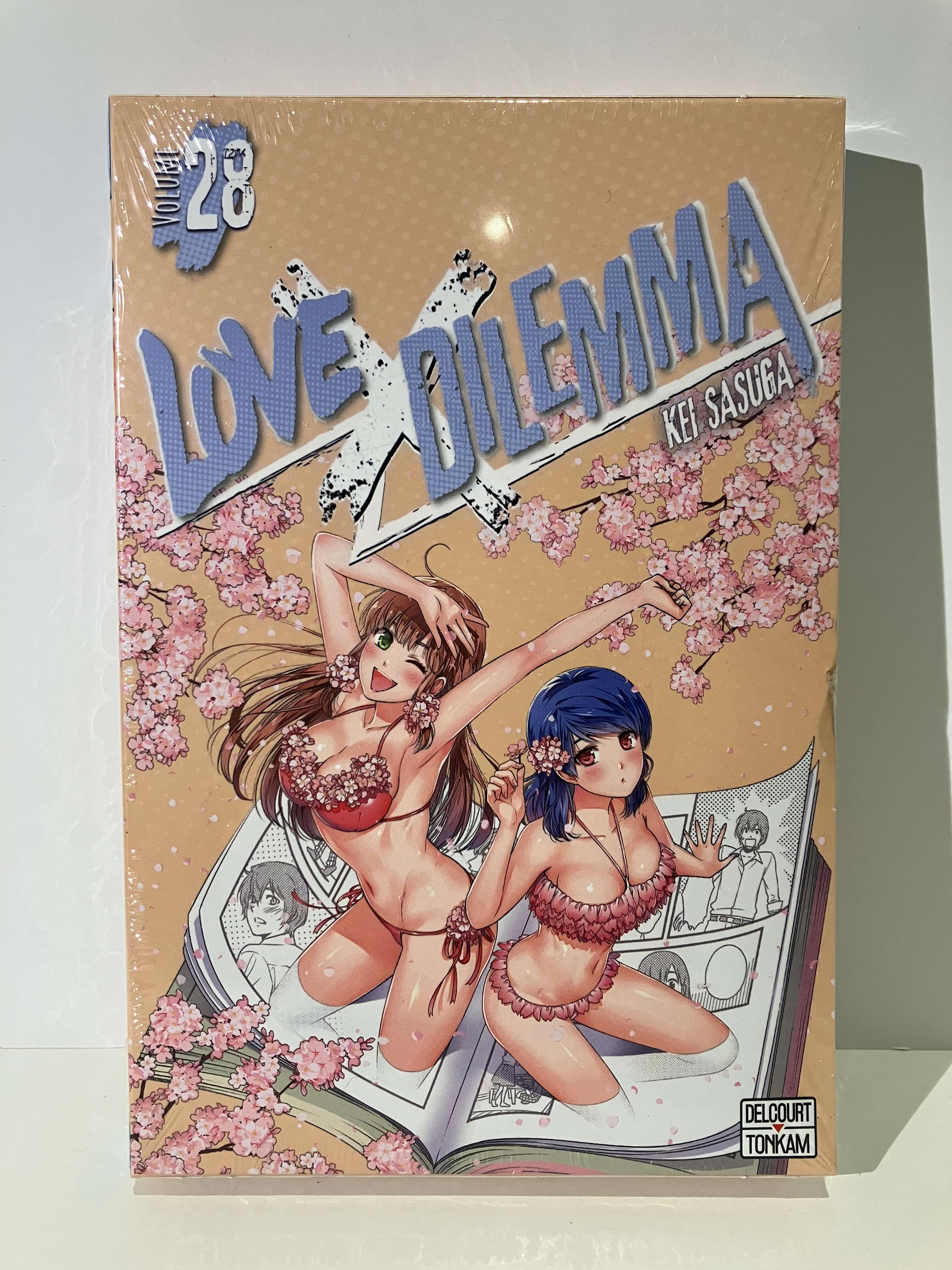 Couverture du manga Love x Dilemma tome 28 édition collector, deux filles en maillot fleuri, fond manga, fleurs de cerisier, Delcourt Tonkam.
