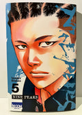 Couverture du manga Nine Peaks tome 5, portrait stylisé d'un jeune homme déterminé
