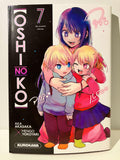 Couverture manga Oshi no Ko tome 7 avec trois personnages colorés et yeux étoilés, édition Kurokawa.
