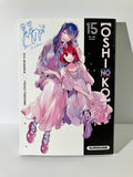Couverture du manga Oshi no Ko tome 15, deux filles aux cheveux colorés en robe rose, éditions Kurokawa.