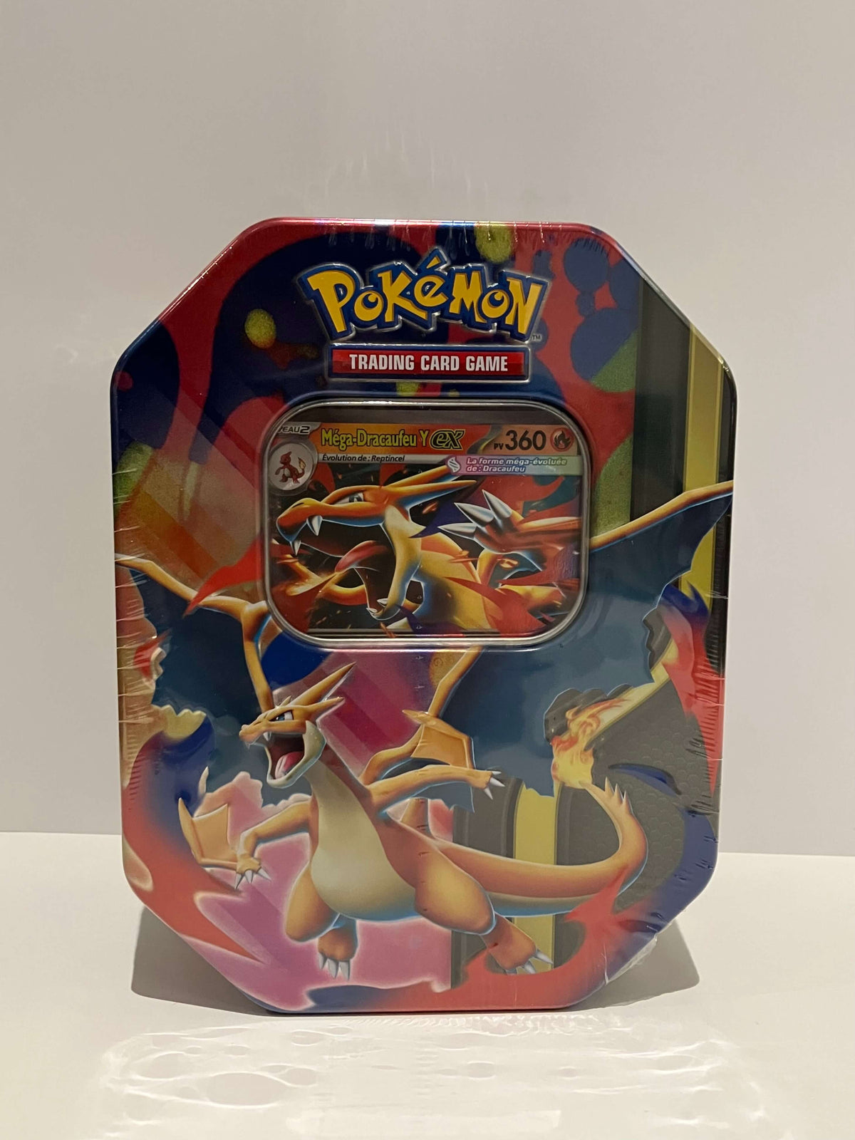 Pokébox Mega-Dracaufeu Y-ex avec le méga dracafeu Y sur fond orange rouge