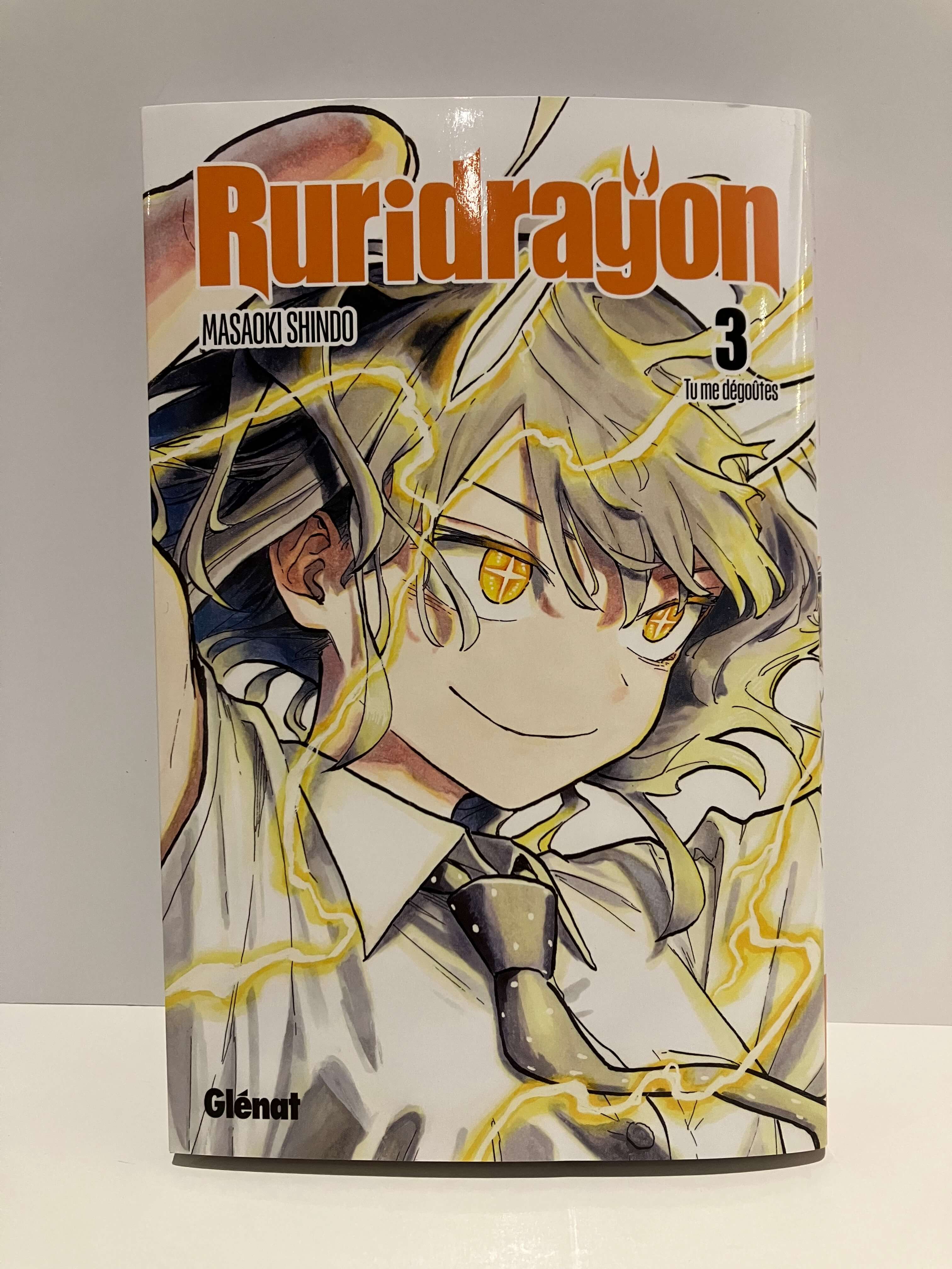 une jeune fille aux yeux dorés avec des éclair et le titre en haut