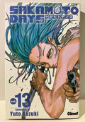 Couverture manga Sakamoto Days tome 13 avec personnage aux cheveux bleus armé, édition Glénat.