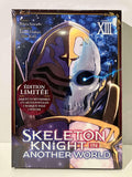 Couverture Skeleton Knight in Another World Tome 13 édition collector avec casque et crâne lumineux