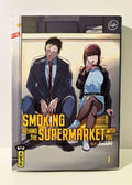 Couverture manga Smoking Behind the Supermarket with You, deux personnages assis, ambiance urbaine