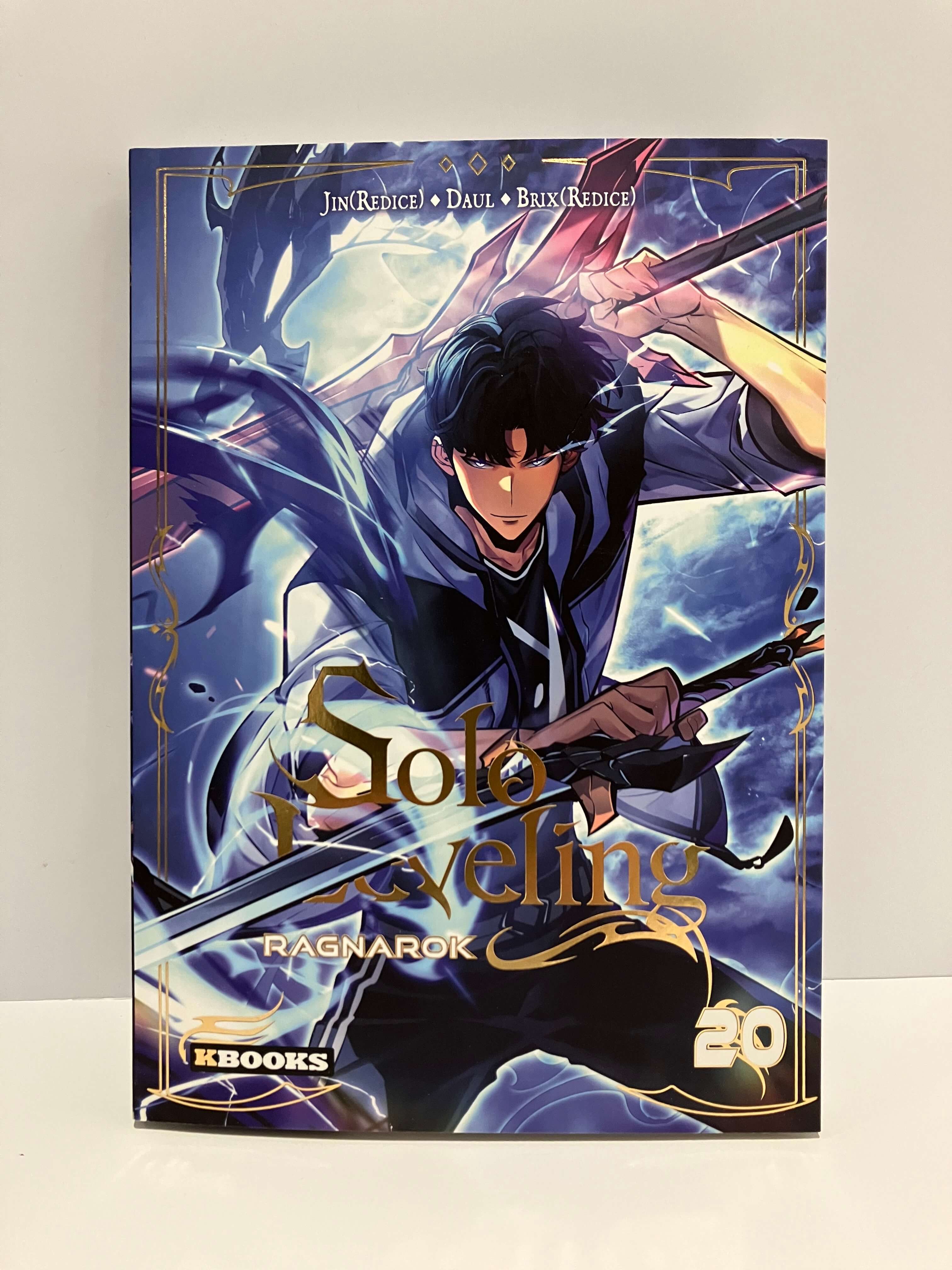 Couverture du Webtoon Solo Leveling Ragnarok tome 20 : un combattant manie deux armes au milieu d’éclairs bleus, avec une silhouette draconique en arrière-plan.
