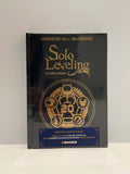 Couverture du webtoon Solo Leveling Ragnarok tome 20 Edition Monarque :  Le titre doré sur fond bleu nuit