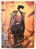 Couverture Solo Leveling tome 4, héros en manteau sombre sur fond orangé, manga fantasy
