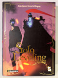 Couverture Solo Leveling Tome 5 avec deux personnages sombres, fond violet et logo doré