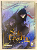 Couverture Solo Leveling Tome 7, deux personnages manga, éclairs bleus, style fantasy