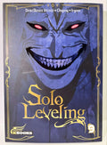 Couverture du manga Solo Leveling Tome 9 avec un visage démoniaque bleu et yeux rouges luisants.