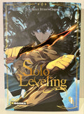 Couverture du manga Solo Leveling tome 1, personnage principal avec épée noire et yeux bleus.