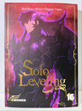Couverture du manga Solo Leveling tome 16 avec personnage en armure noire et effets violets