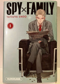 Couverture manga Spy x Family tome 1, homme en costume lisant un journal sur un fauteuil.