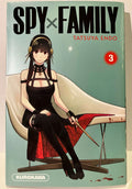 Couverture Spy x Family Tome 3, manga KUROKAWA, femme en robe noire assise, épée, Tatsuya Endo