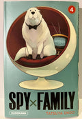 Spy x Family Tome 4, chien blanc assis dans un fauteuil oeuf devant une télévision rétro.