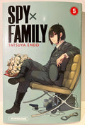 Couverture Spy x Family Tome 5, personnage en uniforme assis, bouquet, menottes, pistolet, Kurokawa