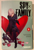 Couverture Spy x Family tome 6, femme aux cheveux clairs assise sur un fauteuil cœur, mangas Kurokawa