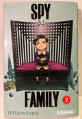 Couverture manga Spy x Family Tome 7 avec garçon assis, objets d'enfant autour, fond bleu