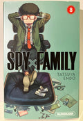 Couverture manga Spy x Family Tome 8, personnage assis, fonds d'argent, style anime