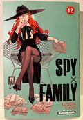 Couverture Spy x Family tome 12, femme rousse élégante assise, documents éparpillés, manga Kurokawa