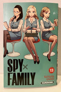 Couverture Spy x Family Tome 13, trois femmes en uniforme assises, fond vert, manga Kurokawa.