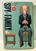 Couverture Spy x Family tome 14, homme âgé assis, canne, table thé, manga Kurokawa.