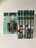 Coffret collection manga Spy x Family tomes 1 à 7 alignés, couverture verte, Kurokawa.