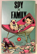 Couverture Spy x Family Tome 9, jeune fille et peluche mouton sur chaise, objets colorés