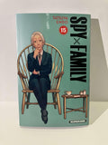 Couverture Spy x Family tome 15 manga, personnage assis, tasse de thé, édité par Kurokawa.