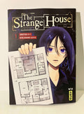 Couverture manga The Strange House tome 1 avec personnage aux cheveux bleus tenant un plan de maison