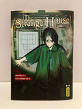 Couverture de manga The Strange House Tome 4 : L’illustration montre un personnage aux longs cheveux noirs et aux yeux rouges, vêtu d’une large tunique verte, dans une posture tendue comme s’il repoussait quelque chose. Derrière lui, on distingue un cadre contenant un plan de maison, avec plusieurs papiers talismans collés autour. Le titre The Strange House apparaît en grand en haut, le numéro 4 et les noms Uketsu et Kyo Ayano figurent à gauche, avec le logo Big Kana en bas à droite.
