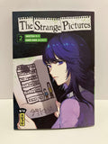Couverture de manga The Strange Picture Tome 2 : Une Femme cheveux longs tient un dessin d'un immeuble et une famille avec le titre en grand en haut.