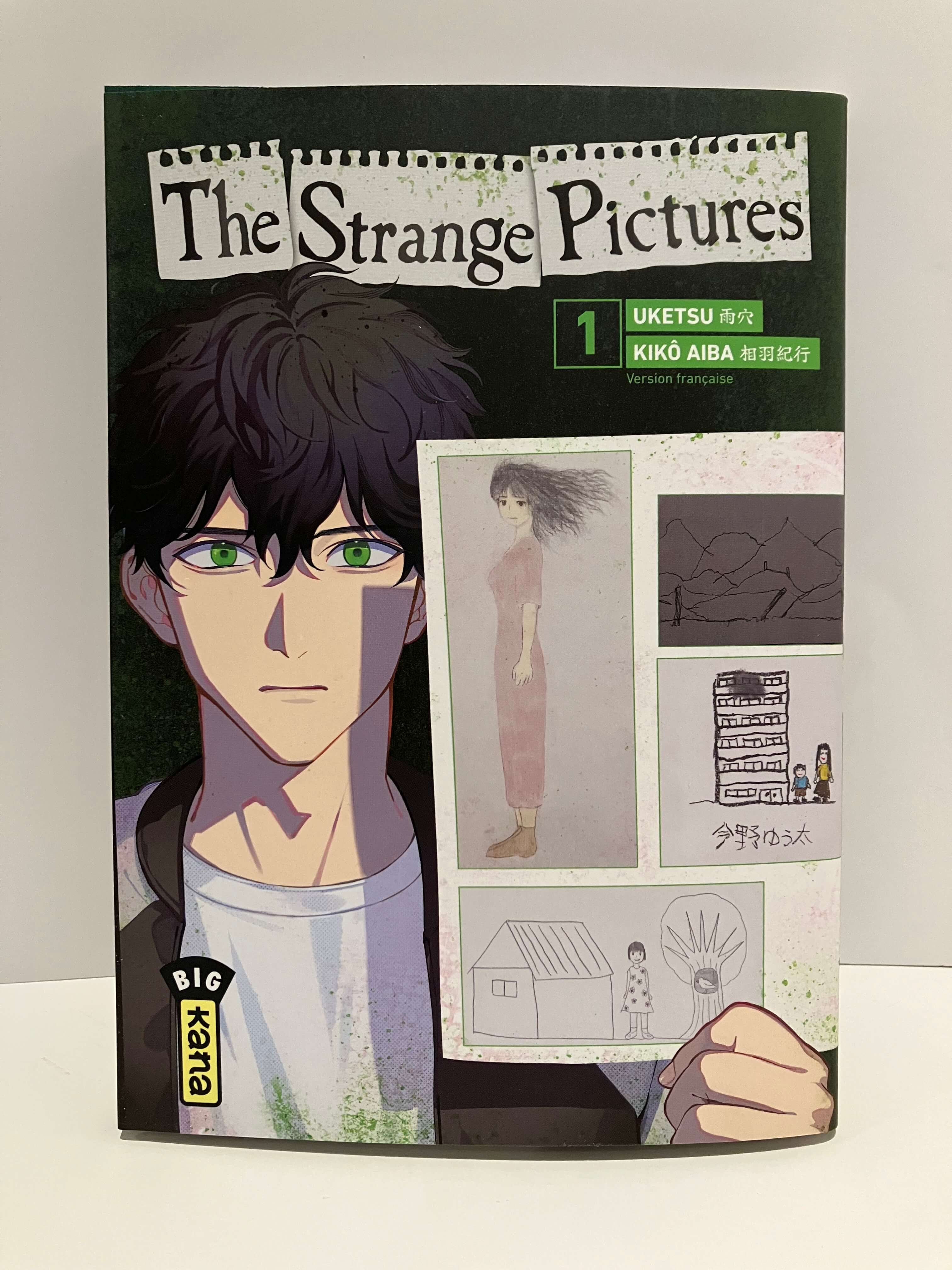 couverture de manga The Strange Pictures Tome 1 : un jeune homme tient un dessin comme un enfant a dessiné