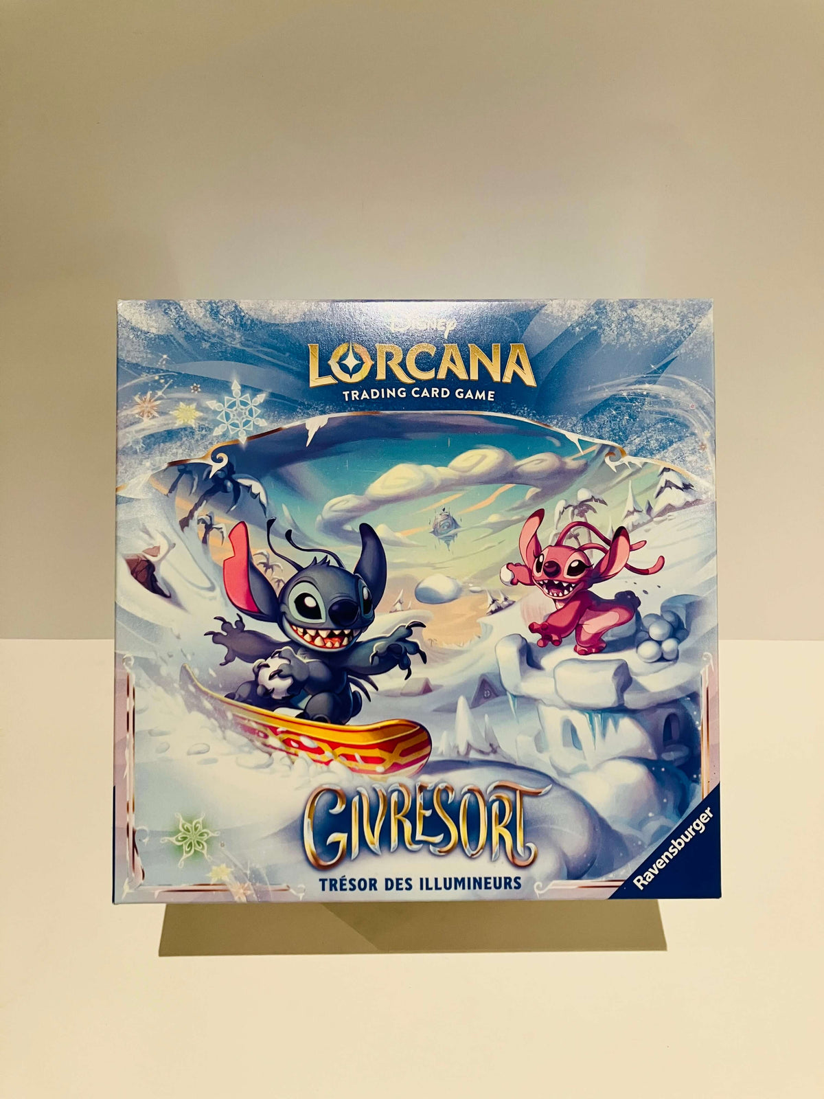 trove pack Disney Lorcana Trading Card Game Givresort scellée, illustrée avec Stitch et Angel dans un décor enneigé, contenant 8 boosters, 6 séparateurs de cartes illustrés, 1 boite de rangement, 1 compteur de Lore, 6 dés compteurs de dommages