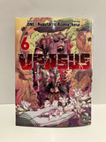 Couverture de manga Versus Tome 6 : Au centre, plusieurs personnages se tiennent devant un titre rouge massif, entourés de créatures fantastiques et de grandes fleurs blanches. L’illustration, très chargée et détaillée, mélange des teintes rouges, roses et beiges avec une ambiance épique et menaçante. En haut figurent les noms ONE, Kyoutarou Azuma et bose, et le logo Pika Édition apparaît en bas à droite.