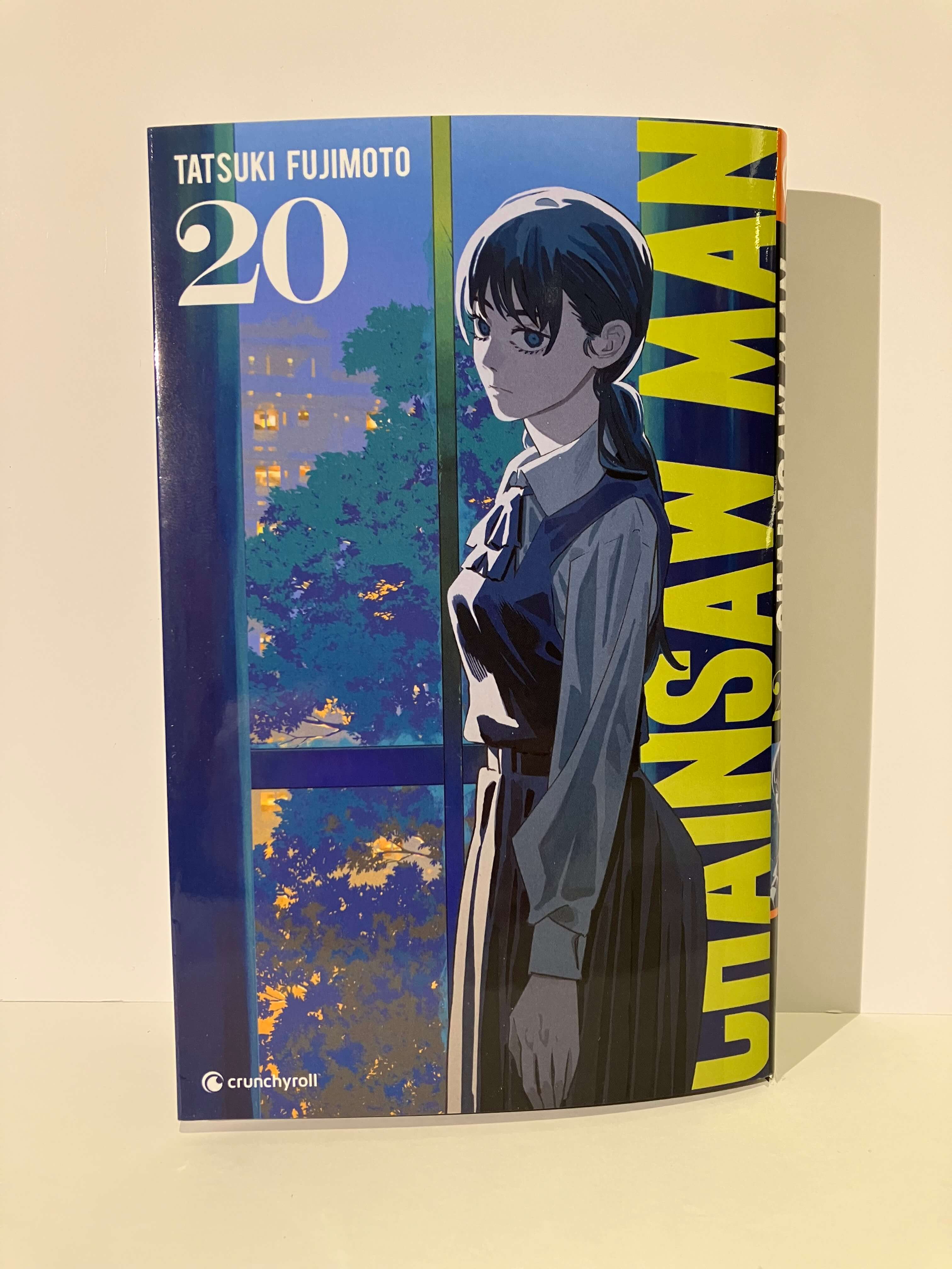 Couverture manga Chainsaw Man tome 20, personnage féminin devant une fenêtre au crépuscule.