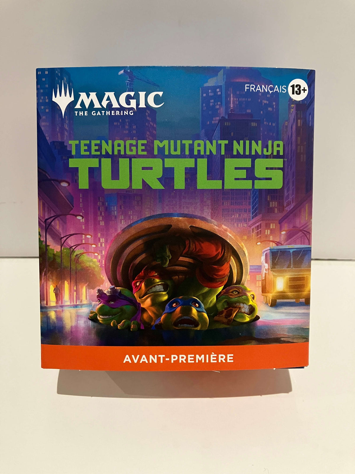 4 tortues ninja qui sorte de la plaque d'égout en ville qu'il fait nuit
