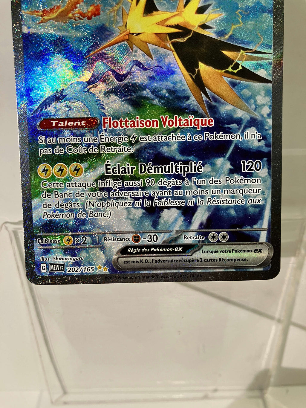 Carte Pokémon brillante de Électhor, Mew 202/165, sur support en plastique, fond étoilé