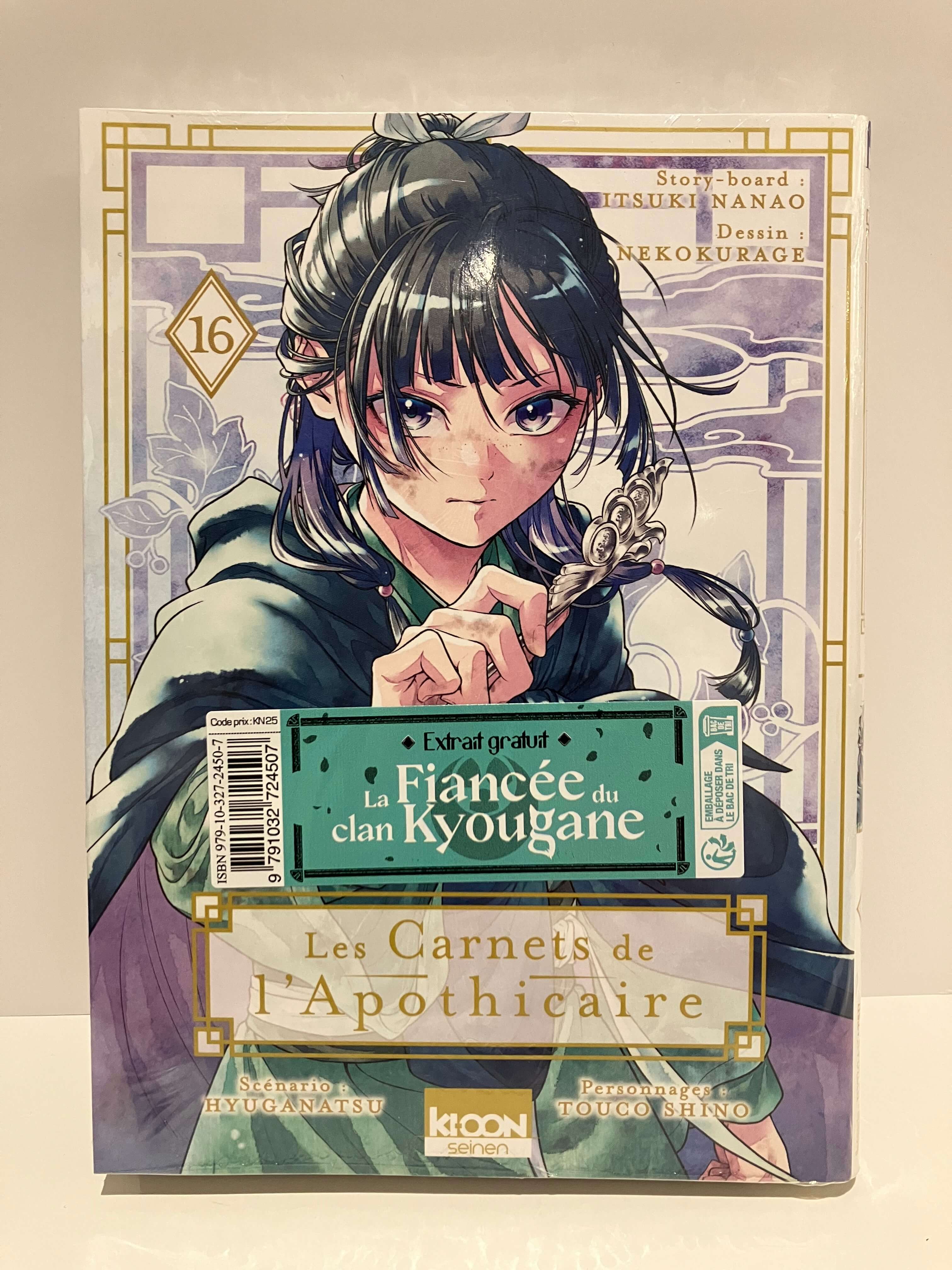 une fille en cape vert foncé tenant un épingle à cheveux avec le titre en lettres dorées